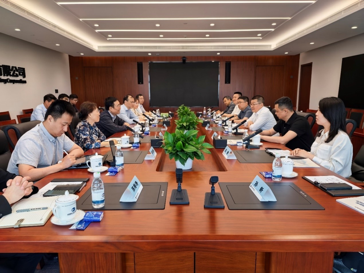 公司领导与公司定点帮扶的利辛县领导座谈交流.jpg 公司领导与公司定点帮扶的利辛县领导座谈交流.jpg